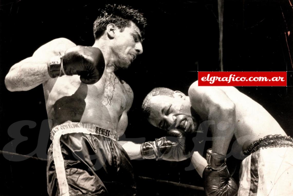 Imagen La pelea se realizó en el  Madison Square Garden, de New York, el 13 de Mayo de 1955