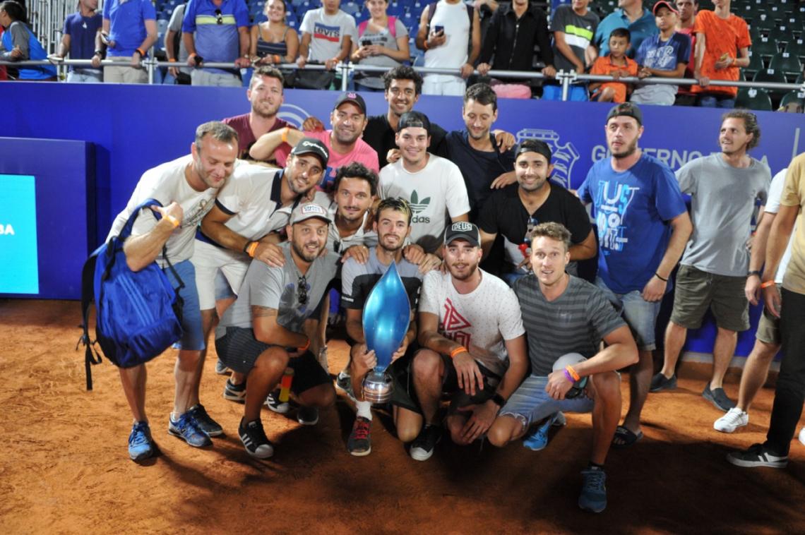 Imagen El local disfruta de su primer título ATP con su equipo.