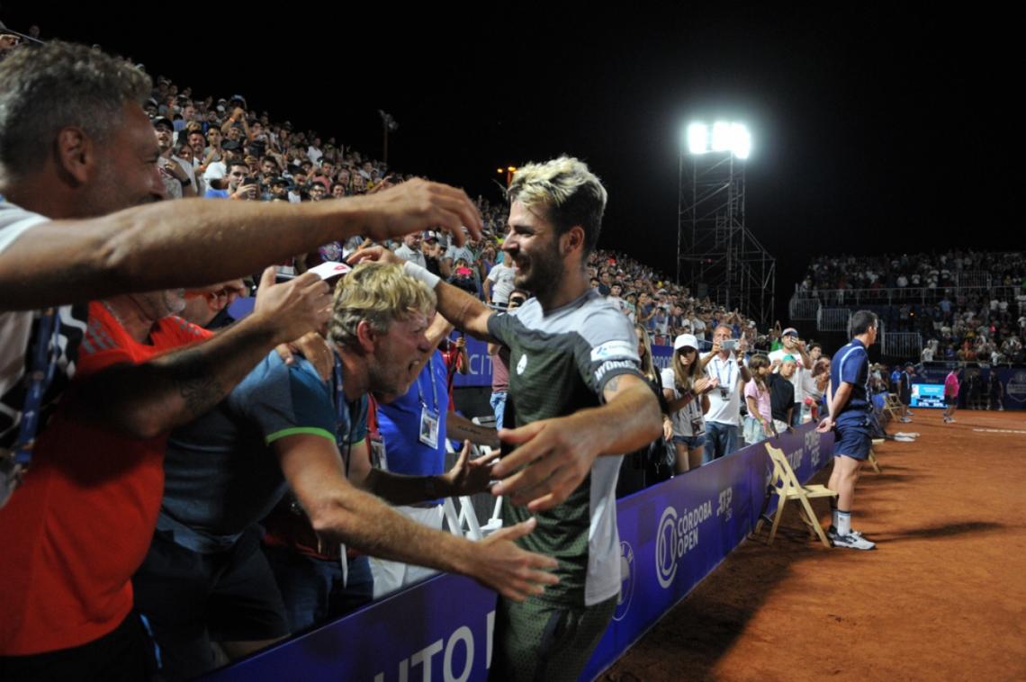 Imagen ¡Emoción! Londero ganó su primer partido de ATP está semana en la primera ronda del torneo y tuvo su semana soñada. Venció a Pella en la final por 3/6 – 7/6 – 6/1