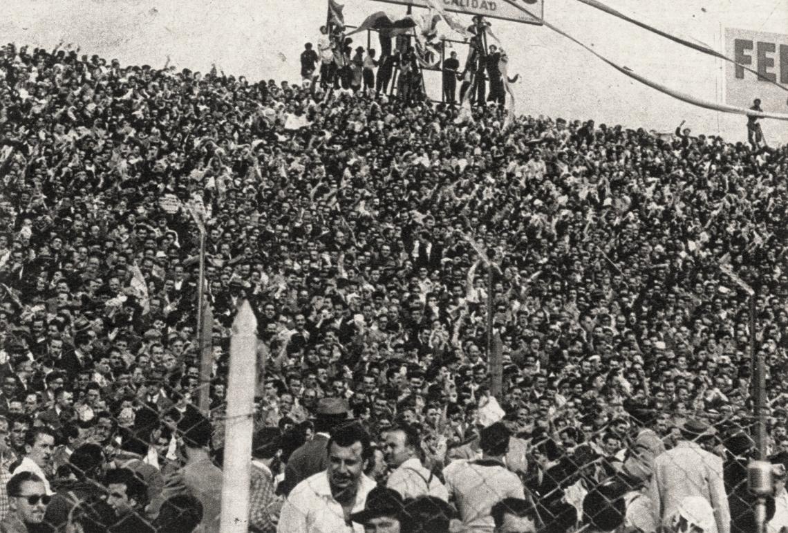 Imagen El estadio de San Lorenzo de Almagro ofreció un aspecto de gran fiesta el sábado 1° cuando se jugó el primer match entre Banfield y Racing terminado 0 a 0.