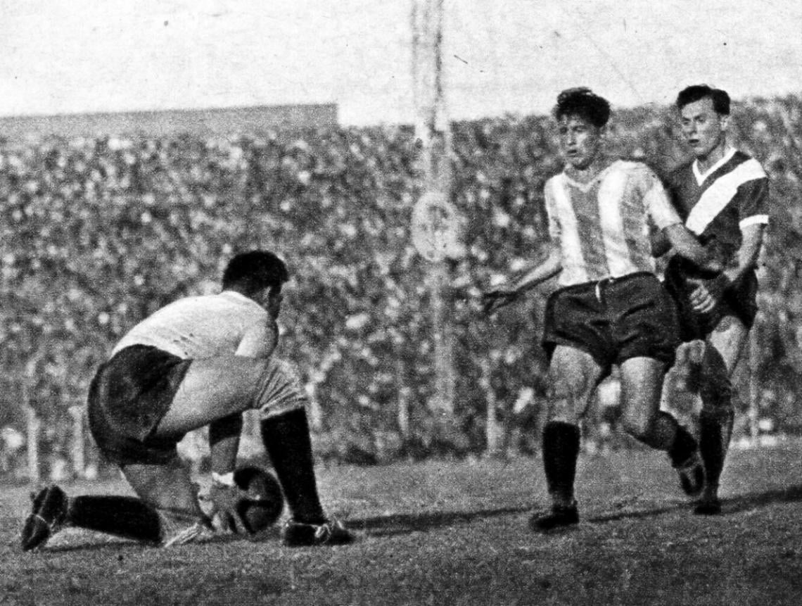 Imagen El arquero de Banfield, que fue muy empleado pero con relativo peligro, sale del arco al encuentro de la pelota que había impulsado Simes en dirección a Cupo, pero éste llega tarde