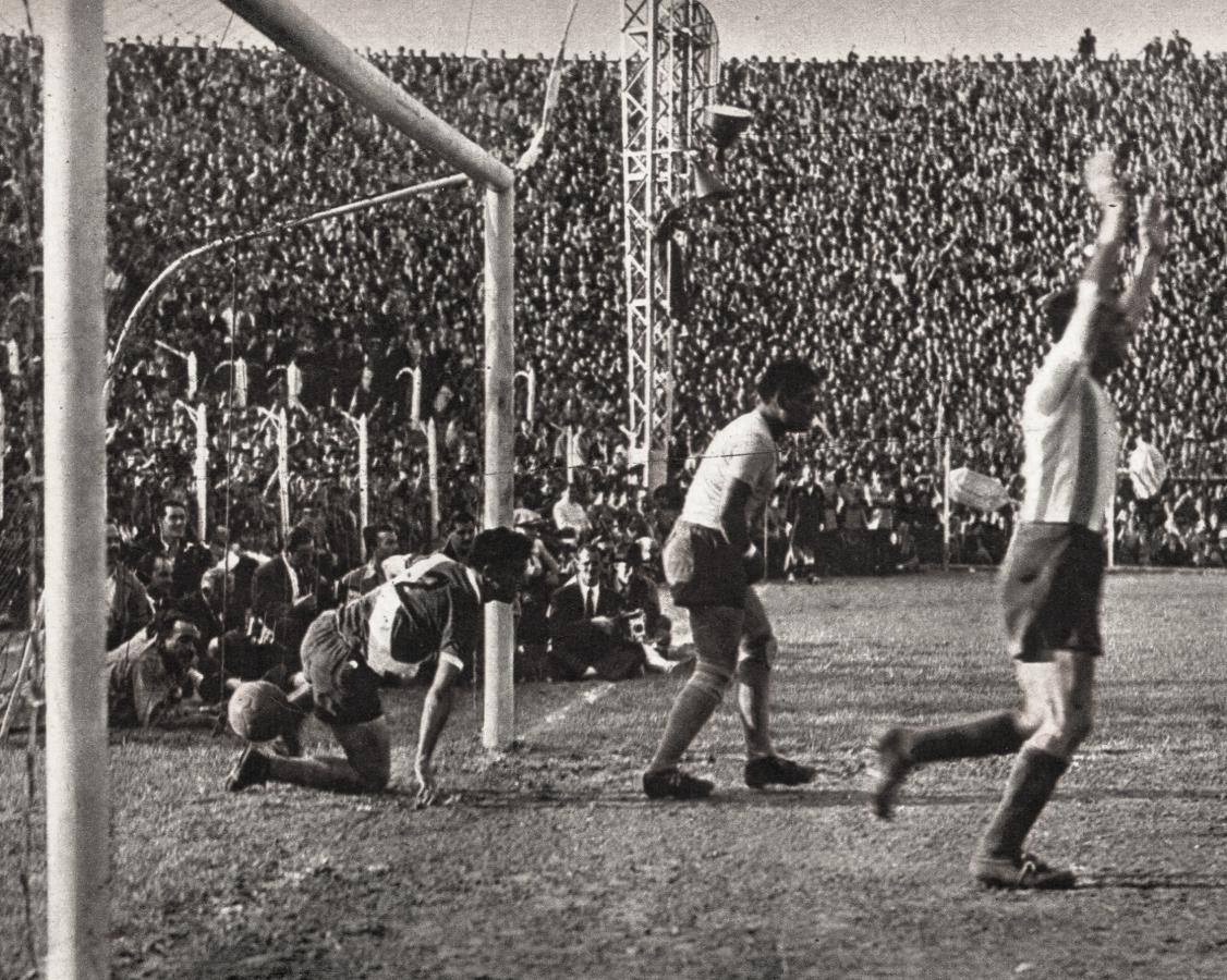 Fin de la acción correspondiente al gol anulado, cuyo comienzo puede verse en la foto de abajo… Aquí aparece Simes festejando la conquista, pues en el primer momento pareció que el referee acordaba el tanto; Detrás de Ferretti, Graneros se reincorpora.