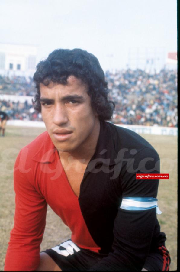 Imagen Los comienzos de Américo Rubén Gallego fueron en Newell´s, donde jugó desde 1974 hasta 1981. 