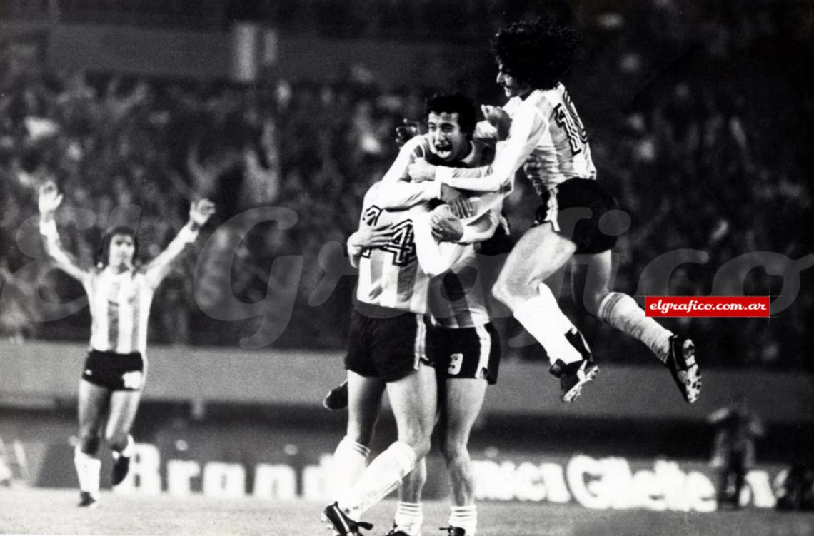 Imagen El ¨Tolo¨ grita con toda su fuerza el gol de Jacinto Leopoldo Luque frente a Franca en el Mundial 1978. Aquella tarde del 6 de junio, la Selección venció por 2 a 1 al conjunto europeo.