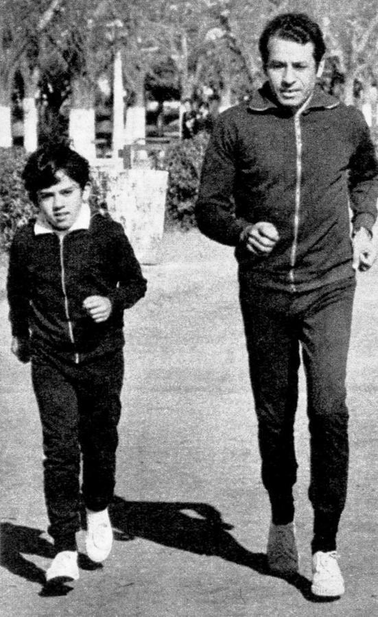 Imagen 6. Osvaldo Suárez y su hijo Roberto Guillermo. 9 años, admirador incondicional de los tres triunfos consecutivos de su padre en San Silvestre.
