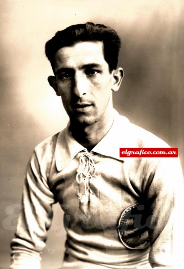 Imagen Juan Evaristo fue un marcador de punta de excelencia en la década del 20. Jugó el Mundial de 1930 y salió campeón en Boca en el primer campeonato del profesionalismo.