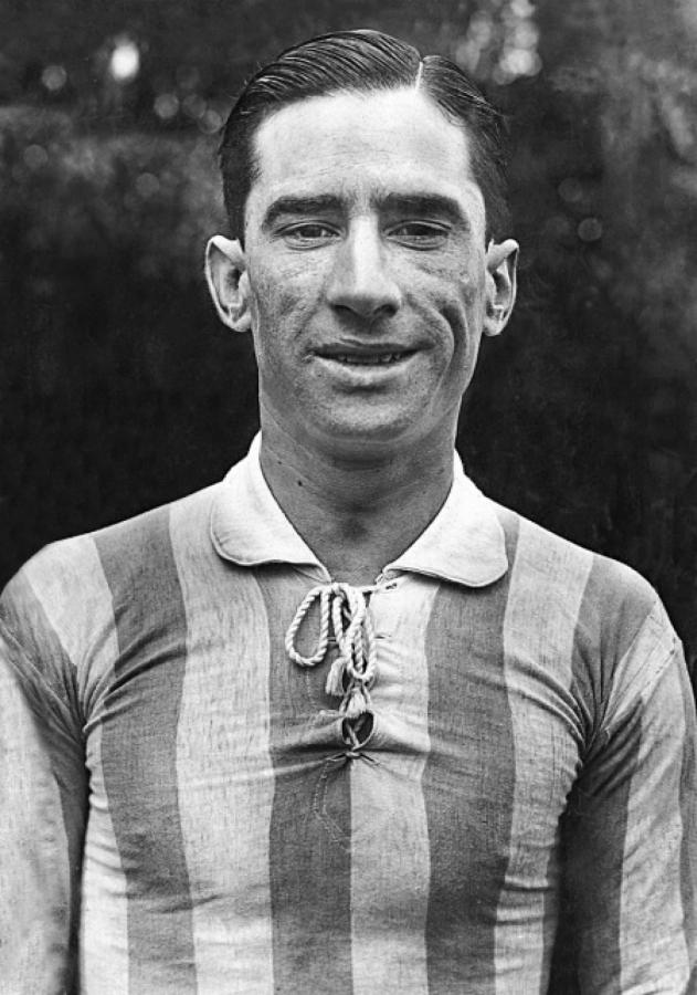 Imagen Pedro Ochoa fue para muchos el mejor jugador de la década del 20. Jugó en Racing entre 1916 y 1931. 