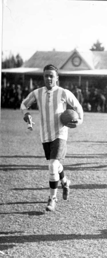 Imagen Humberto Juan Recanatini fue otra de las figuras del fútbol argentino en la transición entre el amateurismo y el profesionalismo. Brilló en Gimnasia y Esgrima de La Plata.