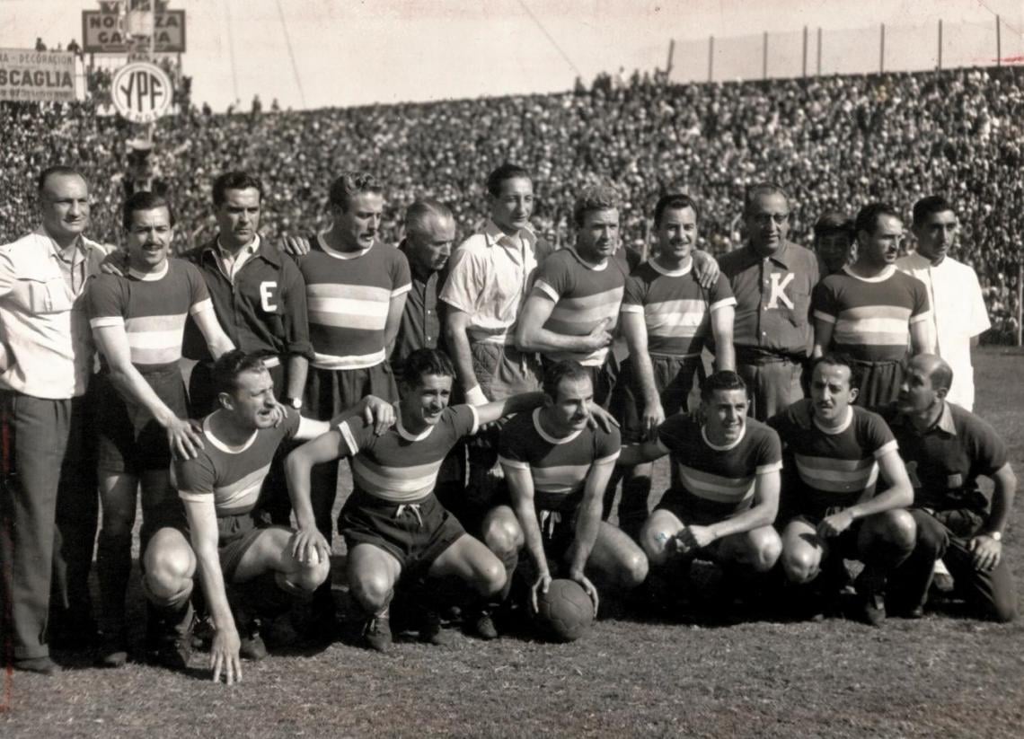 Racing, el campeón. Parados: Giménez, H. García, G Stábile, Grisetti, Rastelli, García Pérez y Gutiérrez. Agachados: Boyé, Ameal, Bravo, Simes y Sued.