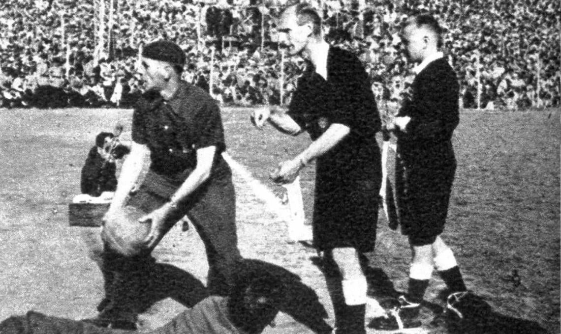 Se discute la pelota que ha entrado en reemplazo de la que cayó en las tribunas y no fue devuelta. Ocurrió en el curso del primer tiempo. Dos pelotas se enviaron al campo y ambas rechazadas, hasta que llegó una nueva.