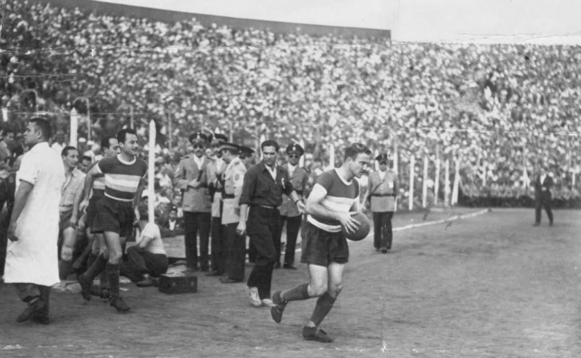 Imagen Con las tribunas repletas, Racing ingresa al campo de juego, donde minutos más tarde gritaría ¡Tricampeón!