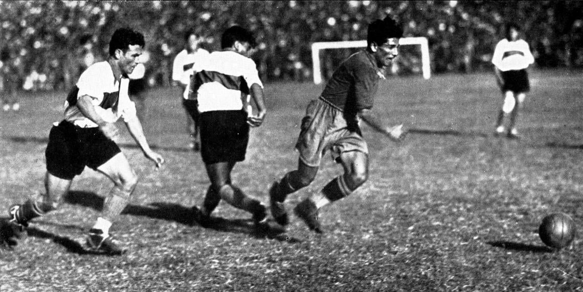 Imagen Apurado por la acción de Garibaldi, el half Montáñez envía la pelota al centro, lo que aprovecha Benítez Cáceres para intervenir rápidamente y hacer un pase hacia adelante que alcanza Sánchez a la carrera, quien ejecuta un spot alto que halla la red.