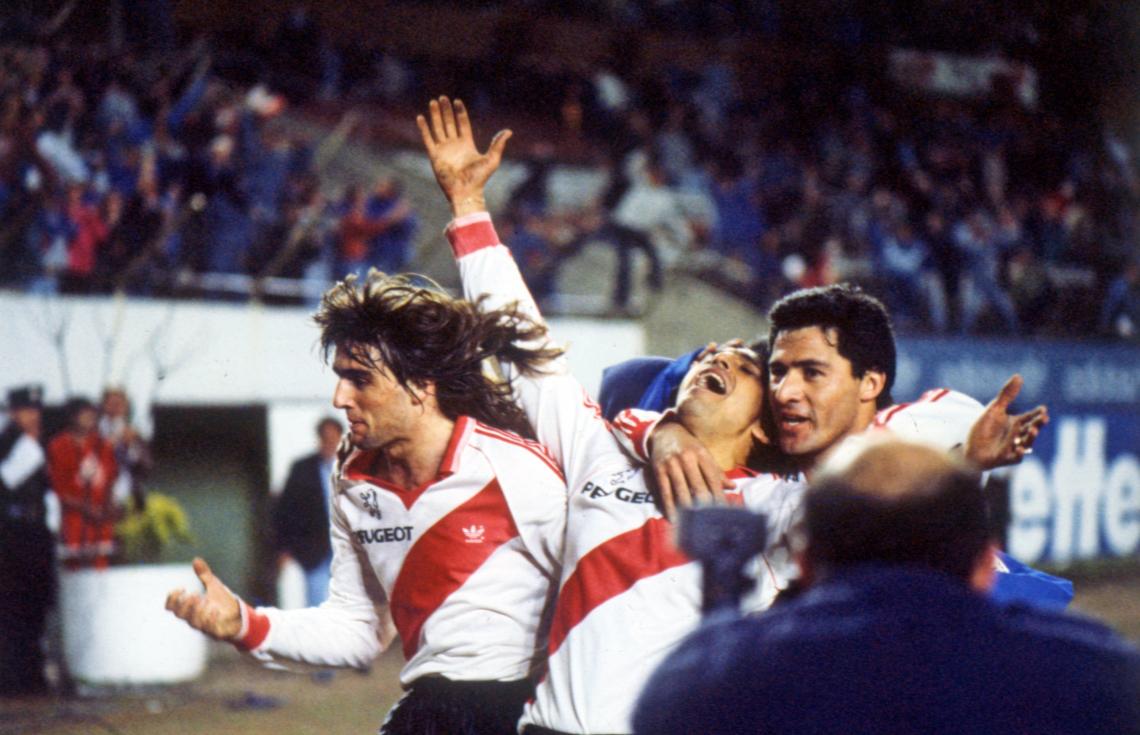 Festejo a modo delirio. Sergio Berti y Ramón Medina Bello abrazan a un enloquecido Ramón Díaz. Fue después del primer tanto del Pelado, el comienzo de una noche inolvidable para el goleador.