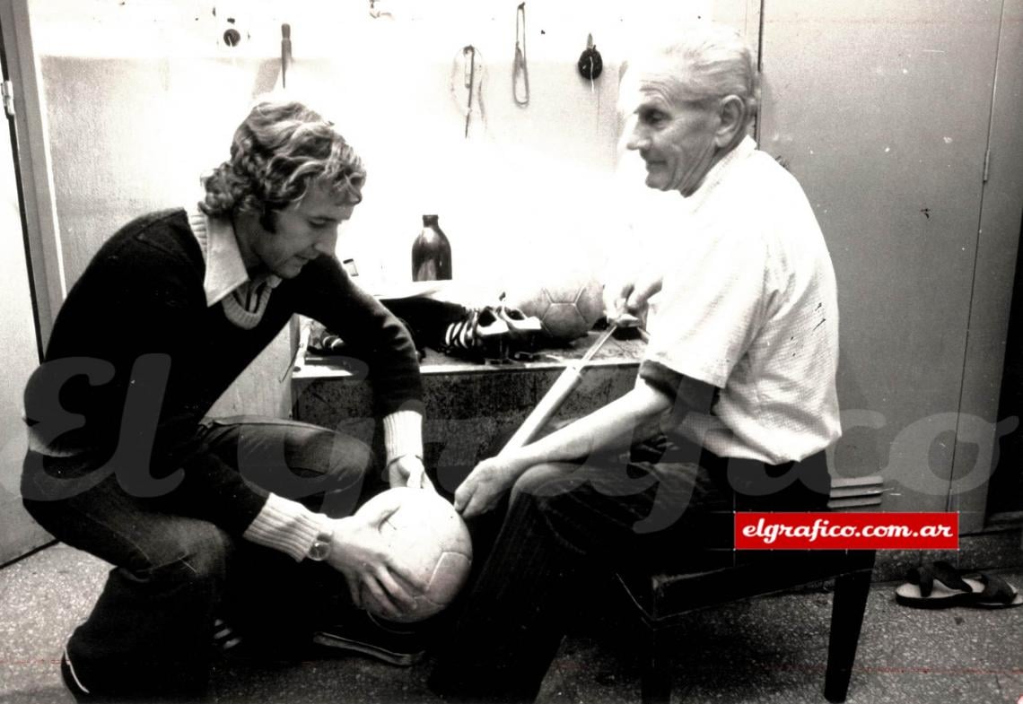 Imagen Babington y el utilero Raúl Simanskas, en el rito previo a la práctica. 