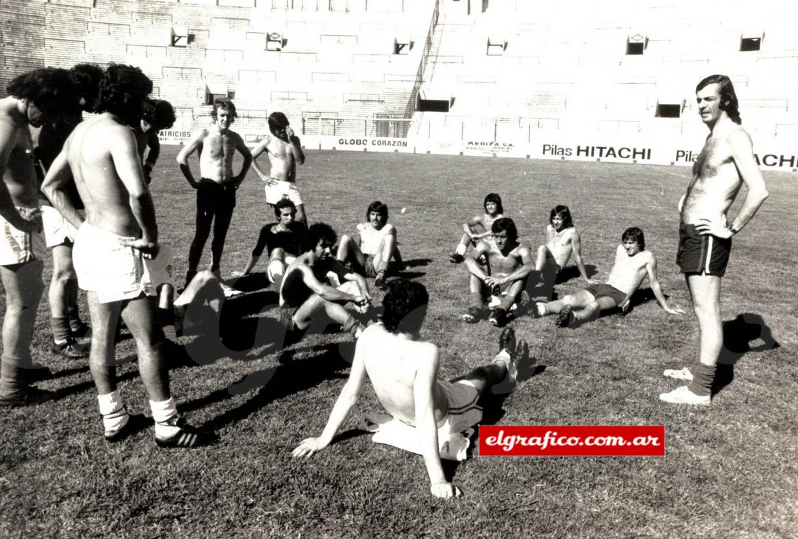 Imagen César Luis Menotti encabeza una charla con los jugadores de manera distendida, todos en cuero.