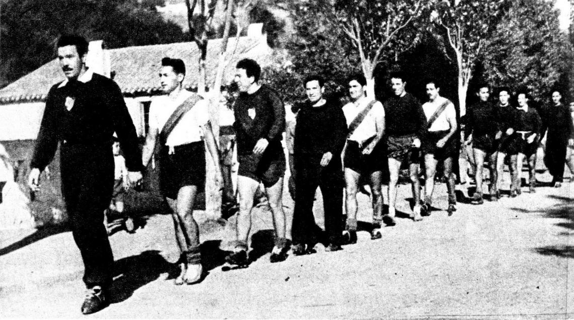 Imagen En Tejas Verdes, Chile, cuando fuimos al campeonato de campeones, haciendo footing. Detrás de mí: Reyes, Labruna, Muñoz, Joaquín Martínez, Ferreyra, Ramos y demás. 