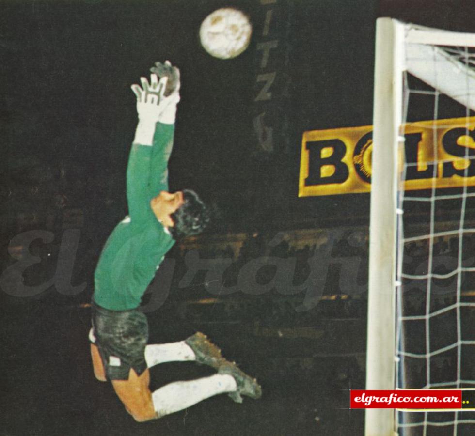 Imagen Semifinal de Libertadores 1978 (ida) entre Boca y River. Mouzo la toma en el aire y le pega con alma y vida. La pelota busca el ángulo del arco. El Pato vuela y la saca. Fue 0 a 0 , solo por Fillol. 