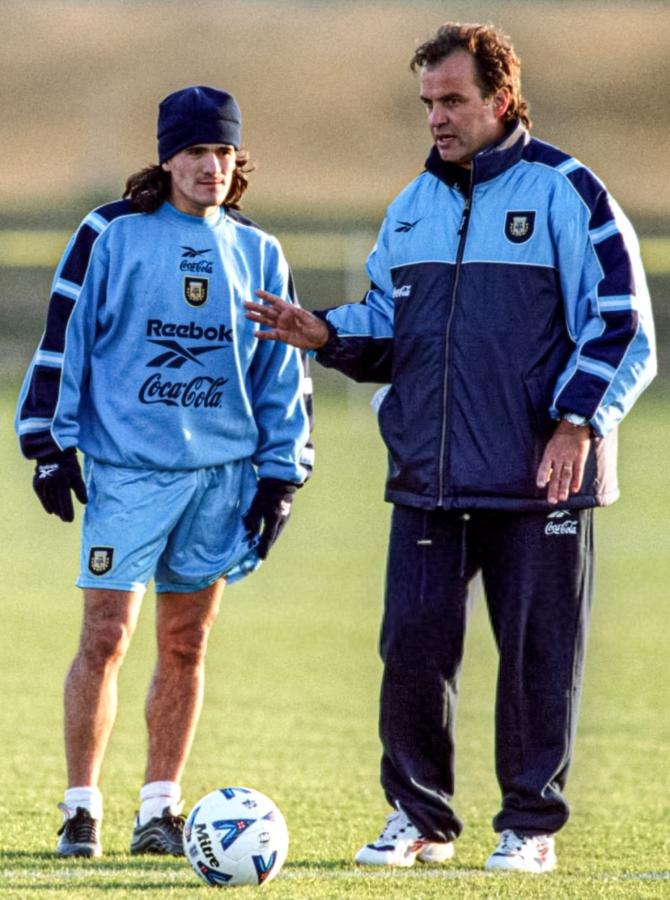 Imagen Ariel Ortega y Marcelo Bielsa durante un entrenamiento de la Selección.