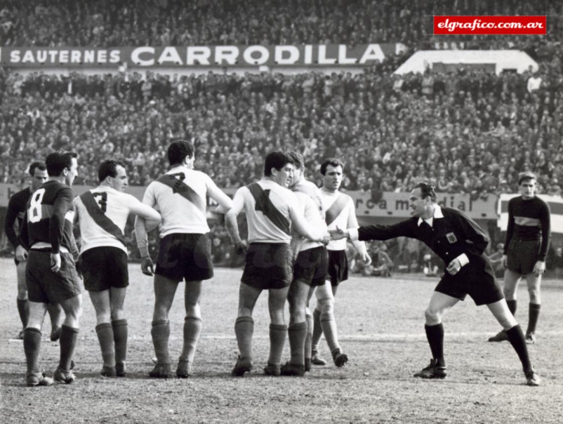 Imagen 26 de agosto de 1962, River 2 - 1 Boca. Nair Foino ordena la barrera de River manualmente. Foto Antonio Legarreta.