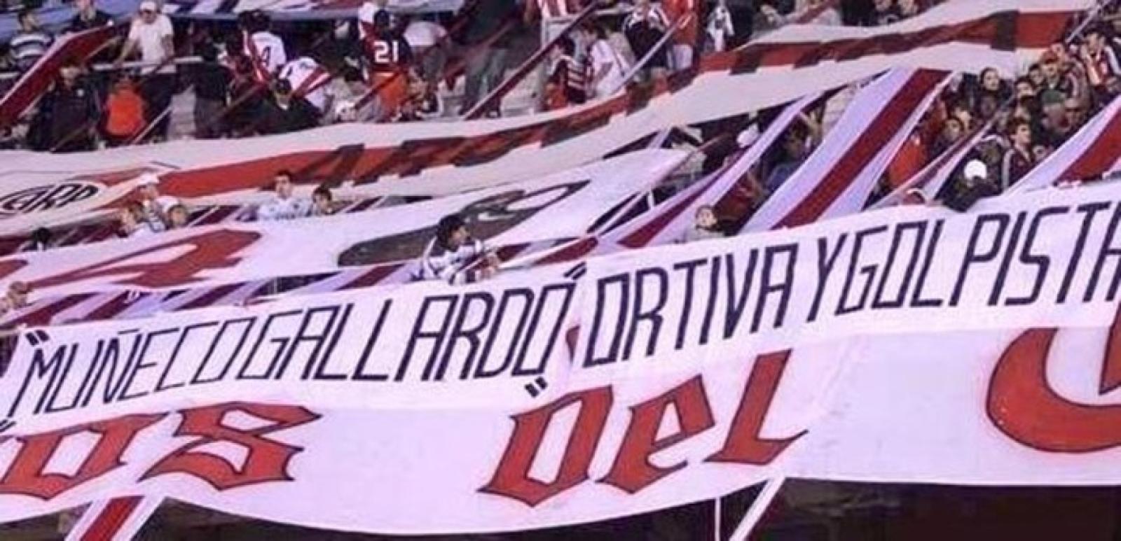Imagen En 2010, la barra de River le recordó lo sucedido al Muñeco con una dura bandera.