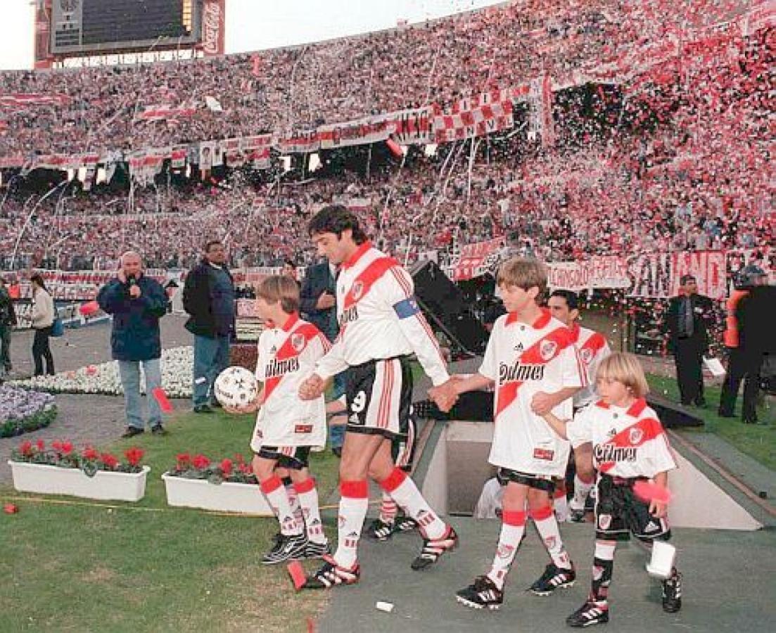 Imagen Francescoli ingresa al campo con sus hijos para su despedida.