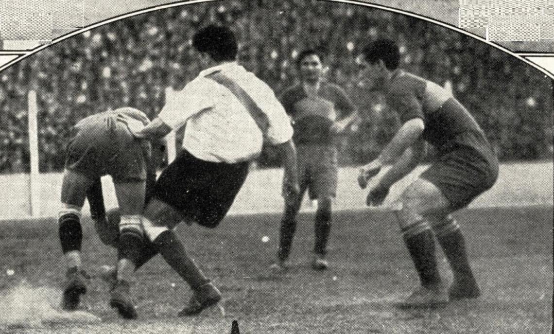 Imagen Perinetti hace un centro que provoca otra excelente intervención de Yustrich, contra quien carga Ferreyra, haciéndolo víctima de un foul que cobra el árbitro.