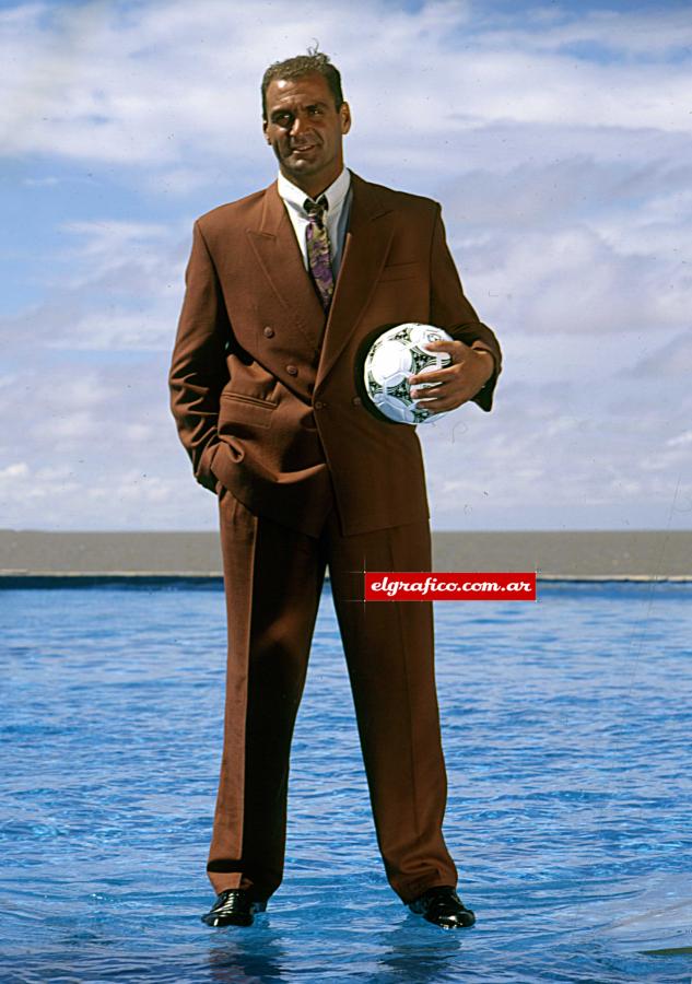 Elegancia: Luis Islas para una producción de El Gráfico.