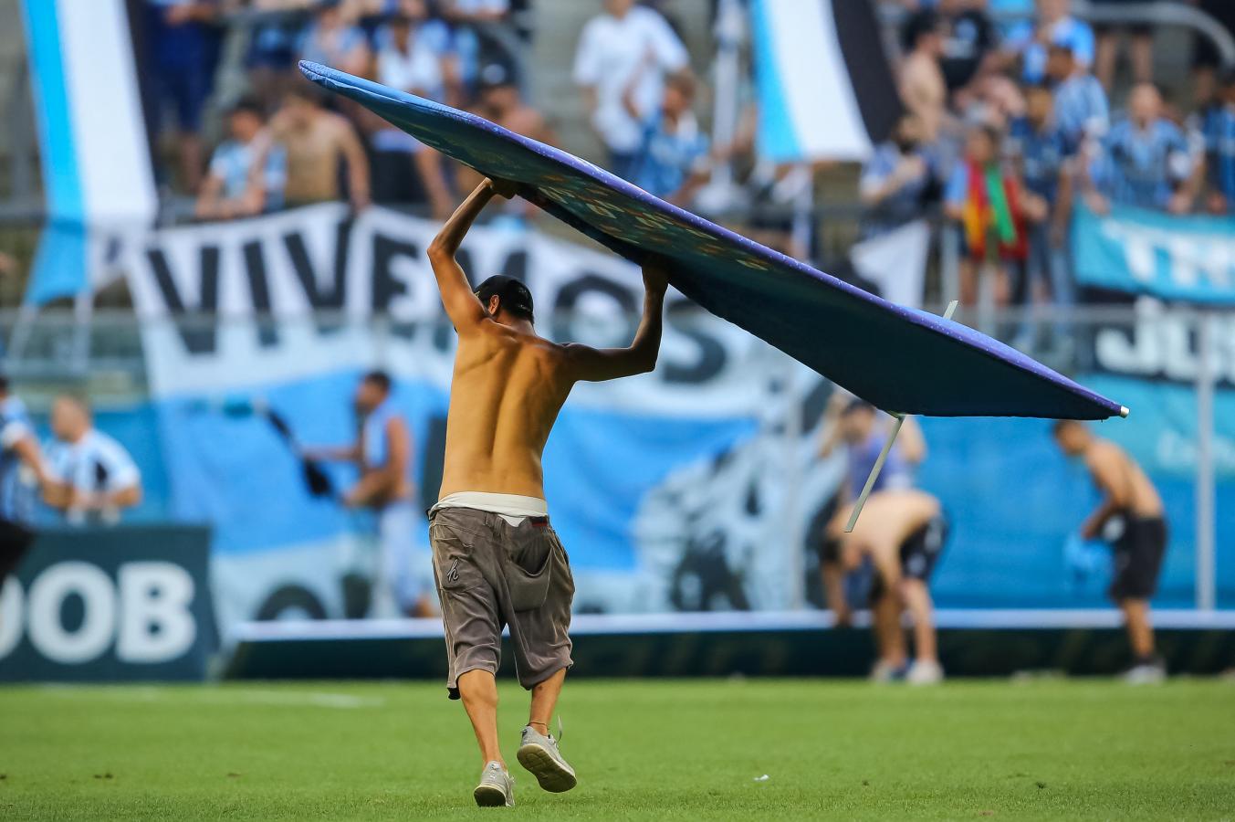 Imagen Derrota y escándalo en Porto Alegre (Pedro H. Tesch / AGIF / AGIF via AFP)
