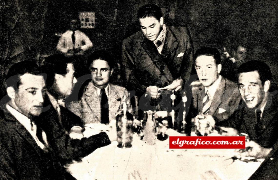 Imagen Una mesa que también data de aquellos tiempos. Con Sirni, Rongo, Fatecchi, Martínez y Vasini. Yo llegaría de la calle a juzgar por lo emponchado que estoy. Pero como el pañuelo al cuello quedaría bien, no se lo iba a escamotear a la fotografía...