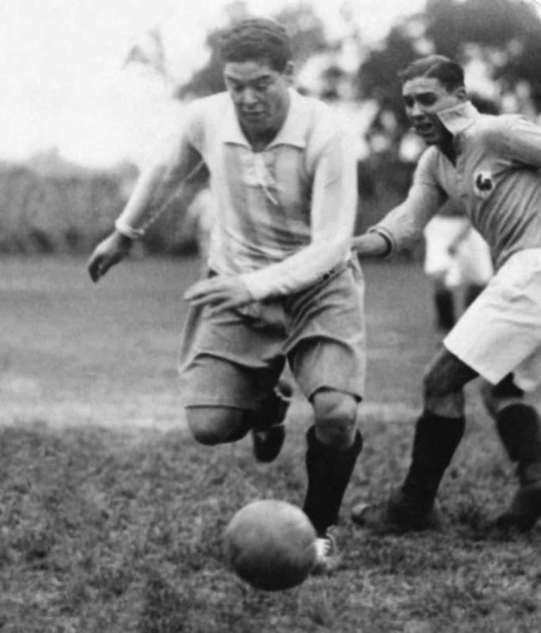 Imagen Roberto Cherro, delantero de Boca, jugando para la Selección Nacional.