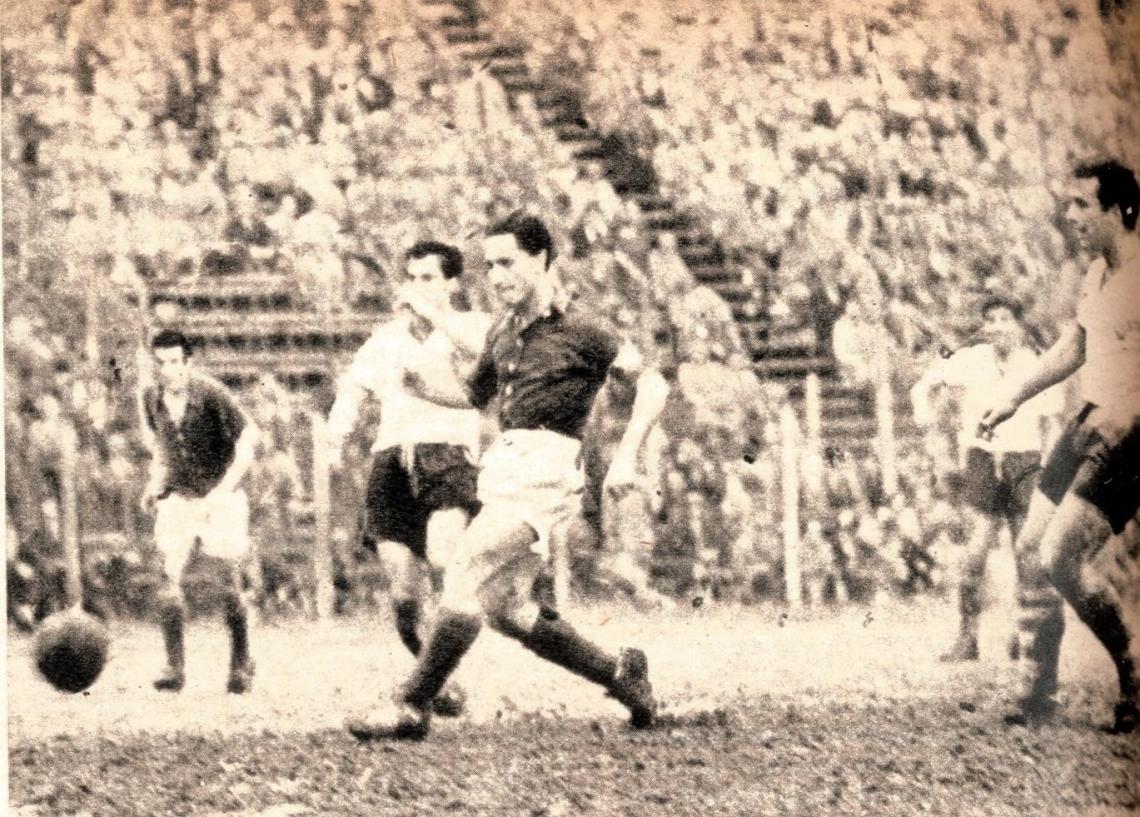 Tuvo tiempo de acomodarse y todo. La defensa de Huracán le permitía cualquier cosa. Así hizo Sanfilippo el cuarto.