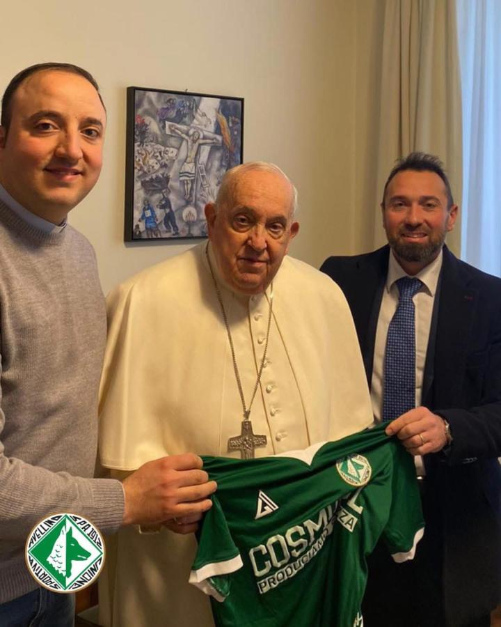 Imagen Juan Pablo II con la casaca de Avellino, que aseguró su paso a la Serie B en la antesala de su fallecimiento.