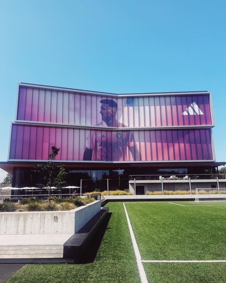 Imagen La sede central de Adidas, en Portland, ataviada de Miami por Messi.