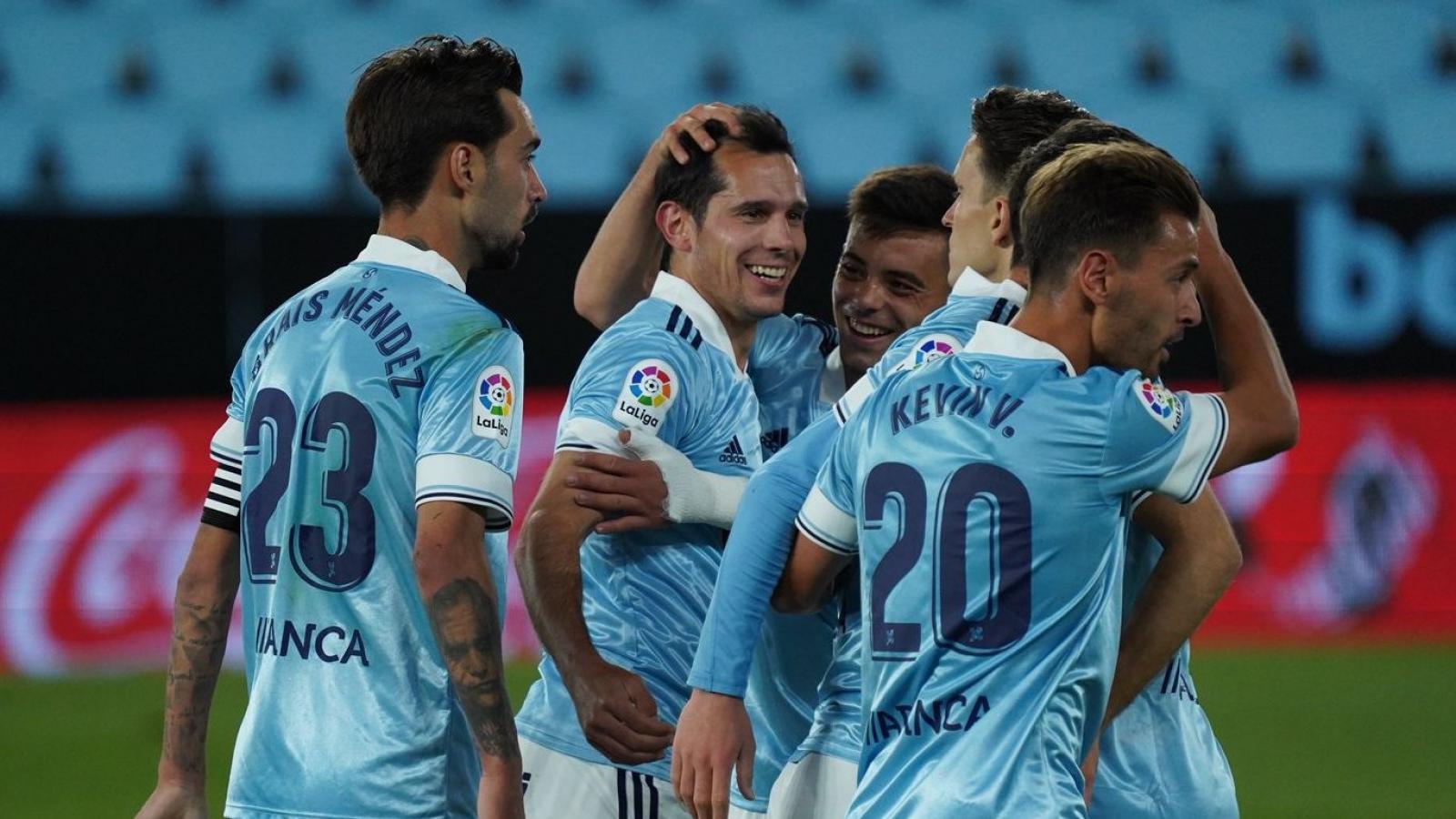 Imagen Augusto Solari recibe el cariño de sus compañeros tras marcar su primer gol en la liga española.