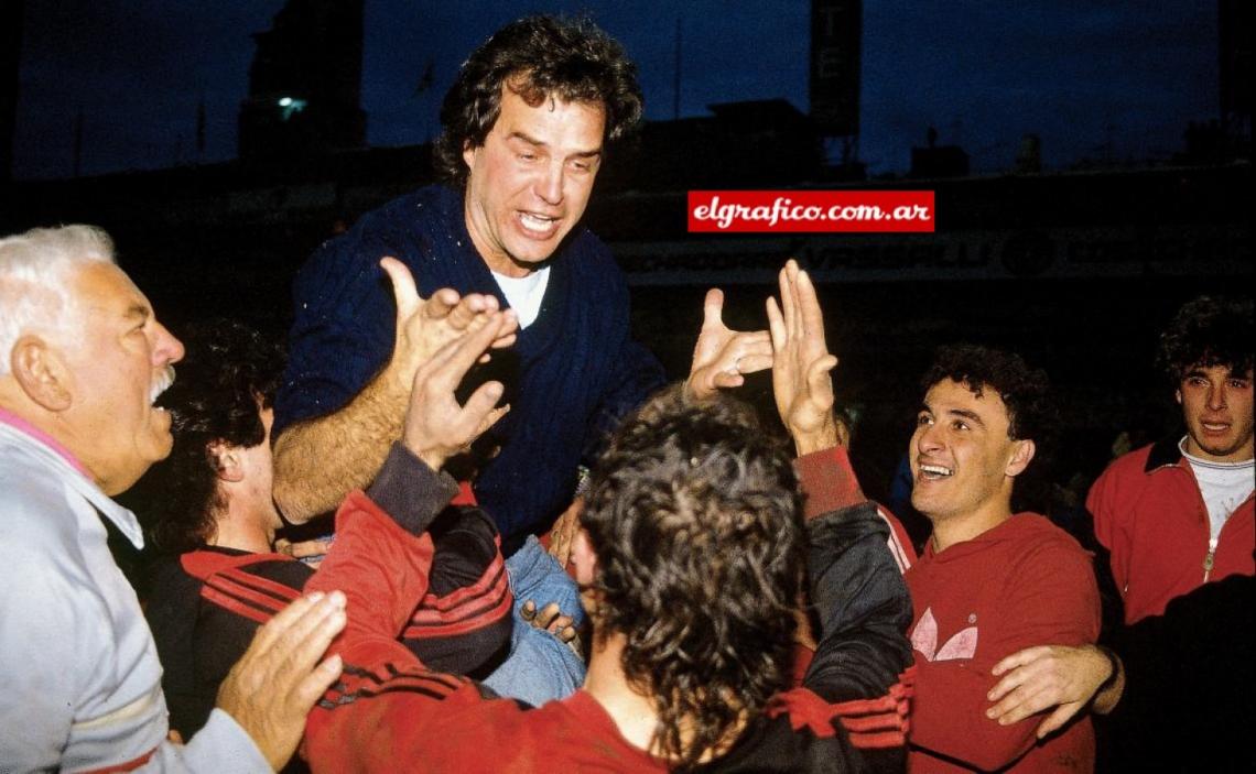 Imagen La locura del final en la Bombonera el 9 de julio de 1991. Newell´s es campeón. El Loco Bielsa, emocionado, busca las manos de Juan Manuel Llop, figura en los dos partidos. Los rodean Fullana y Saldaña.