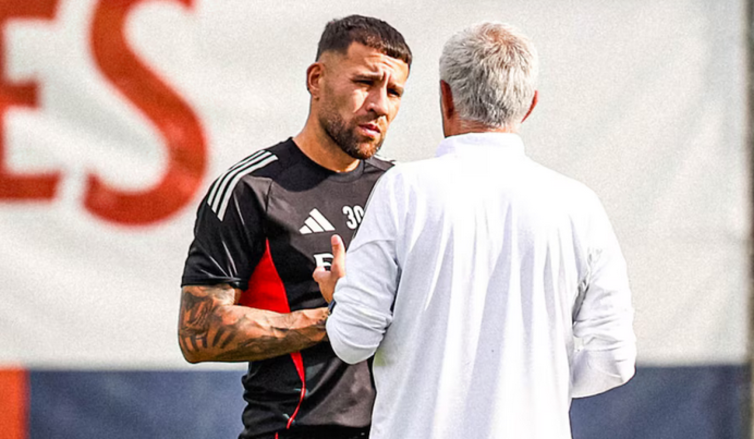 Imagen Mourinho desestimó los rumores que vinculan a Otamendi con Barcelona.