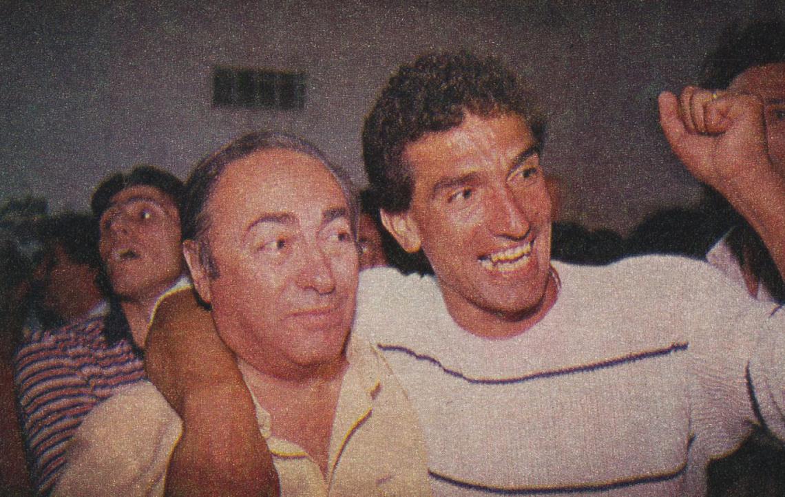 Imagen El festejo sin jerarquías que unió a todos en el vestuario de los bichos: Domingo Tessone, el presidente, abrazado a la euforia de Miguel Ángel Lemme. Argentinos Juniors, justo campeón. Gran monarca. 