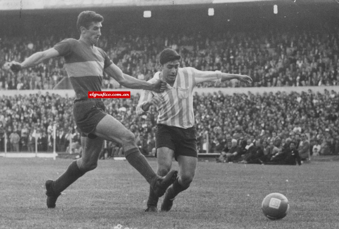Imagen Cruzando al “Chango” Cardenas , de Racing, en Noviembre de 1965. El técnico de Boca era su ídolo y referente Nestor “Pipo” Rossi. Ese año fueron campeones.