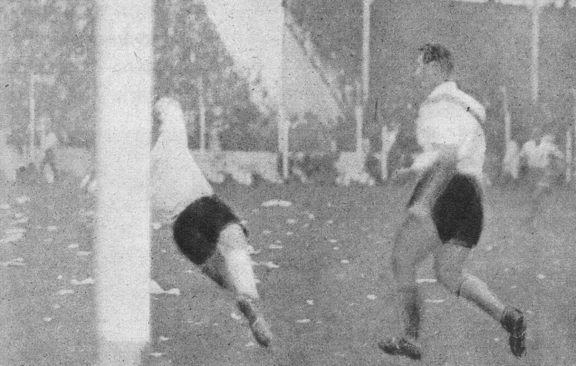 Imagen Quinto gol de Racing, a los 44 minutos. Fue otro gran trabajo del Chueco, que eludió a Vaghi y Ramos para poner la pelota a los pies de Benítez Cáceres, quien fusiló a Rodríguez. A los de Racing les salían todas…