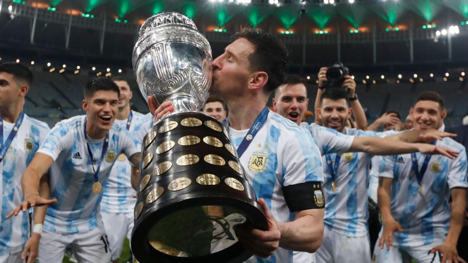 Imagen Leo y el beso a la Copa América
