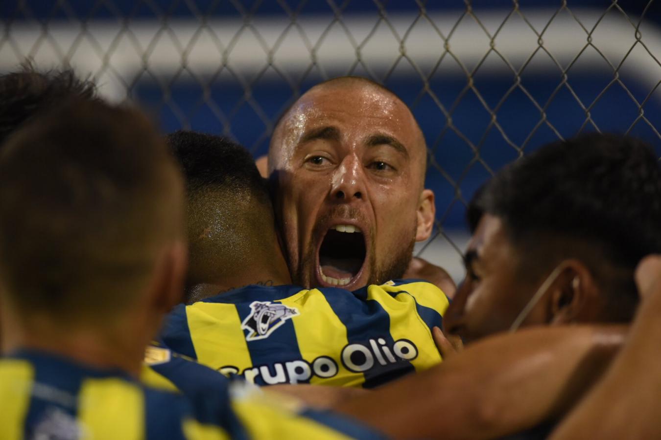 Imagen El Fosa Ferreyra y la cara llena de gol, tras el tacazo inolvidable que estableció el 2-0 parcial de Central. Foto: @CARCoficial