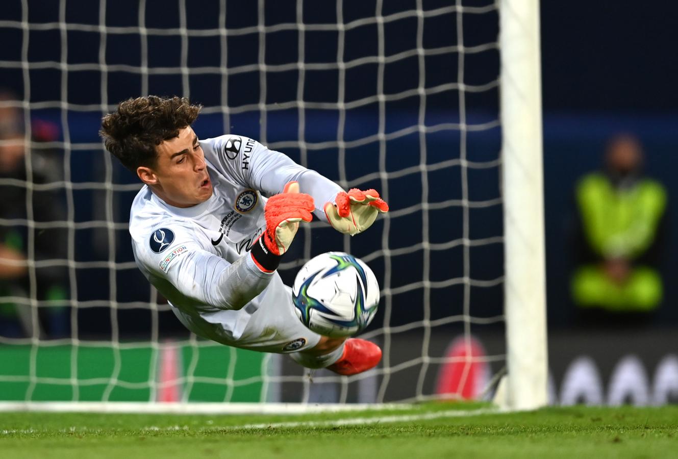 Imagen El penal que le dio el título a Chelsea. Kepa adivina la intención de Albiol y le contiene el remate.