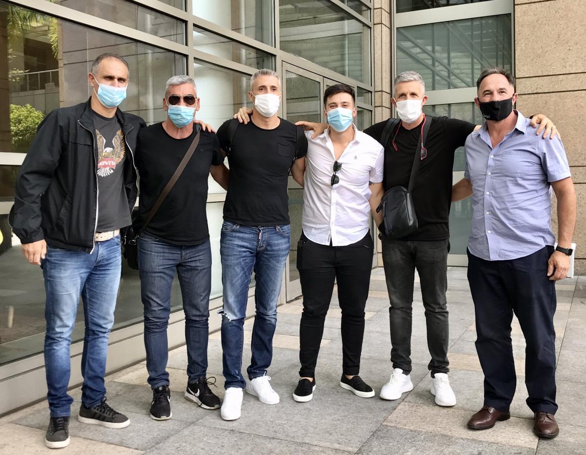Imagen Crespo y su equipo de trabajo, tras arribar a San Pablo.
