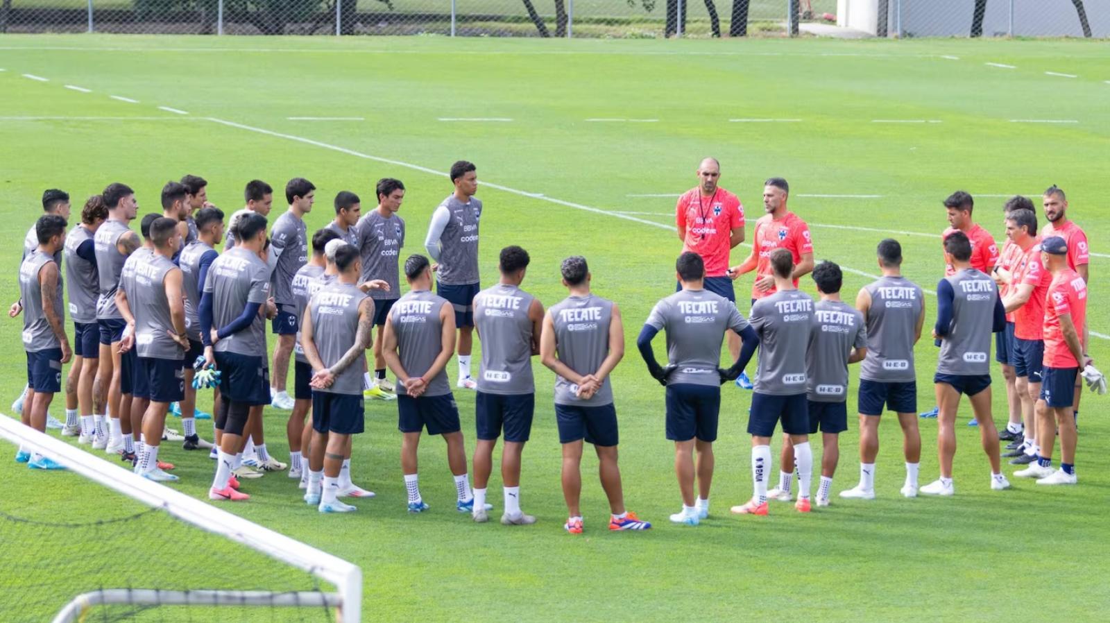 Imagen Martín Demichelis al frente de su nuevo plantel durante una práctica de Monterrey.