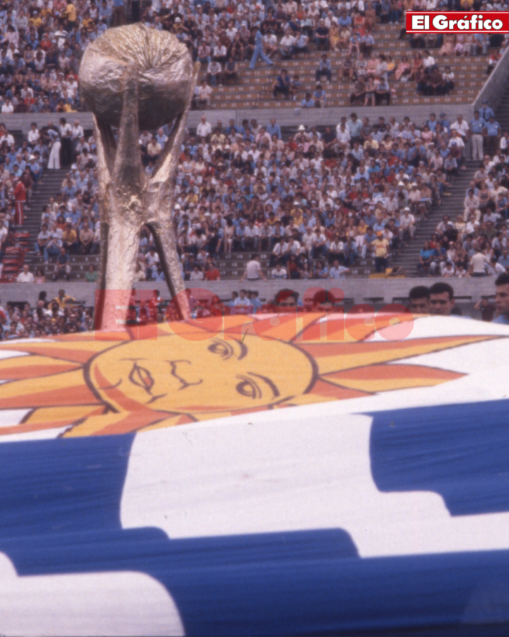 Imagen La bandera uruguaya y una replica gigante de la Copa de Oro
