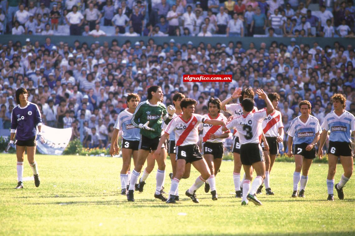 En el Cilindro, jugando para River, enfrentando a Racing.