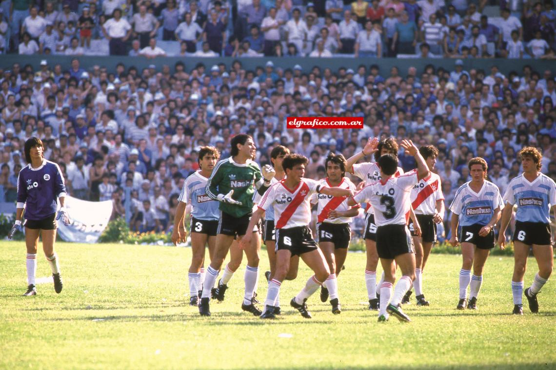 Imagen En el Cilindro, jugando para River, enfrentando a Racing.