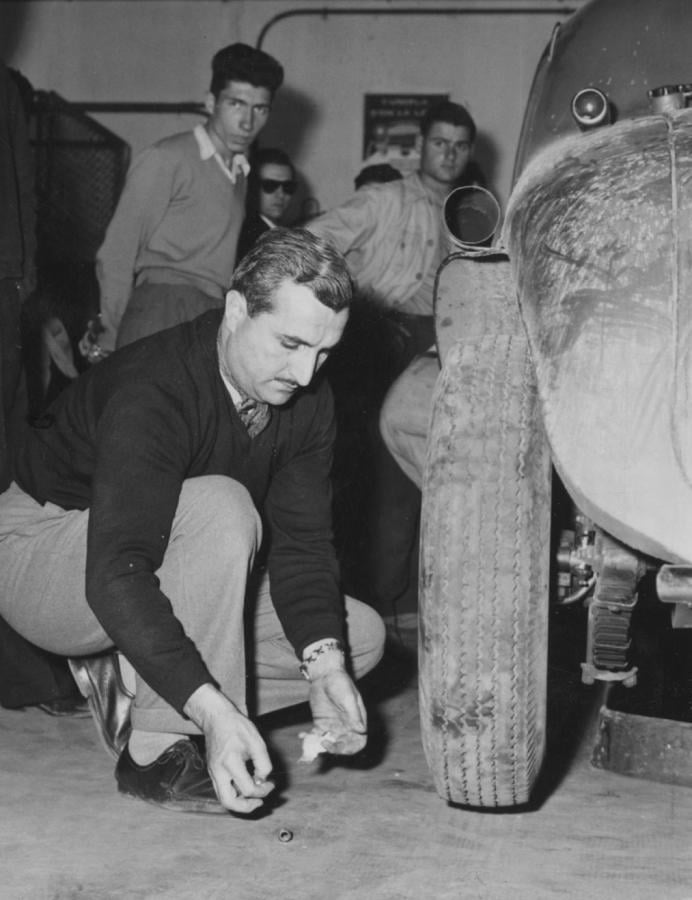 Imagen Venado Tuerto 1959. Cambio de rueda antes de iniciarse la Vuelta de Santa Fe.
