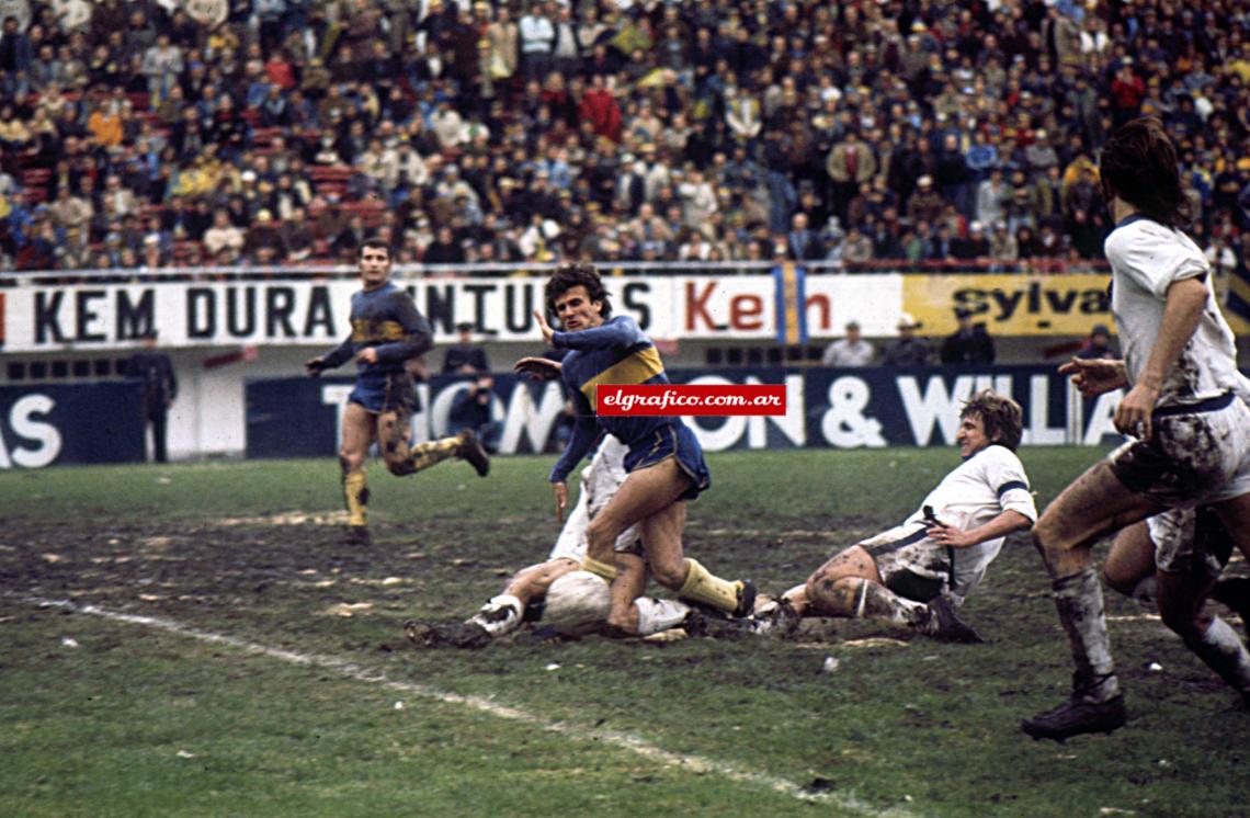 Imagen Otro tiempos, 1976. Lacava Schell con la camiseta de Boca, rodeado por Mastrángelo, Mainonis y Mílozzi. "Cuando me vendieron sentí una pena profunda, muy grande."