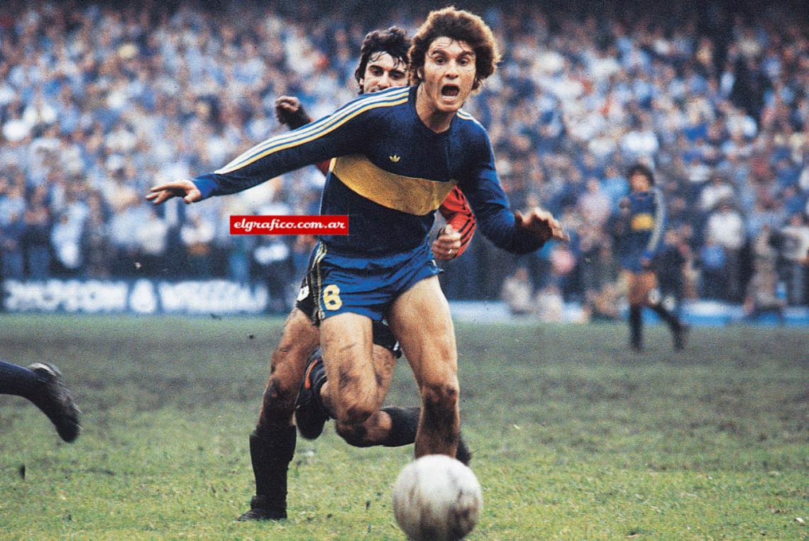 Imagen Oscar Ruggeri jugando para Boca, club donde debutó.
